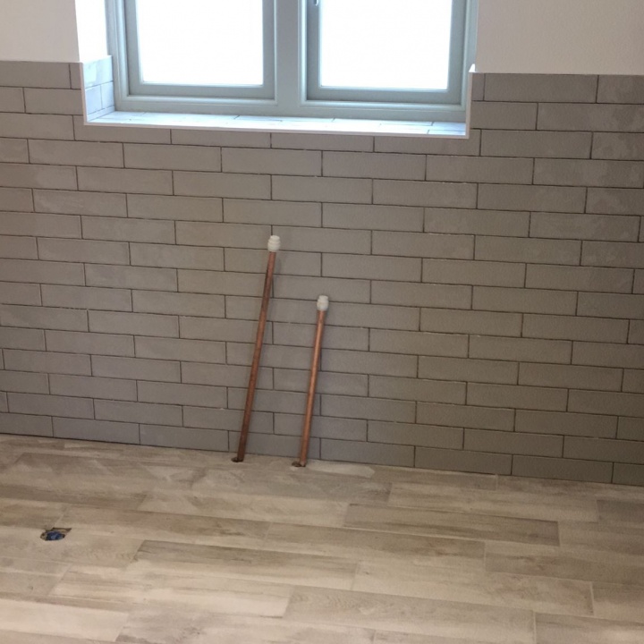 Main Bathroom: Tiled floor & brickbond back wall